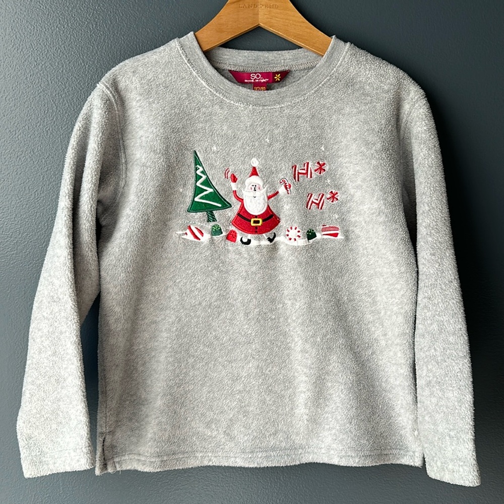 🎅🏻 SO Brand Girls Santa Sweatshirt gray size small 7/8 Christmas shirt EUC